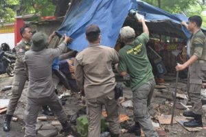 Satpol PP Bongkar Lapak PKL di Jalan Pegirian dan Indrapura Surabaya